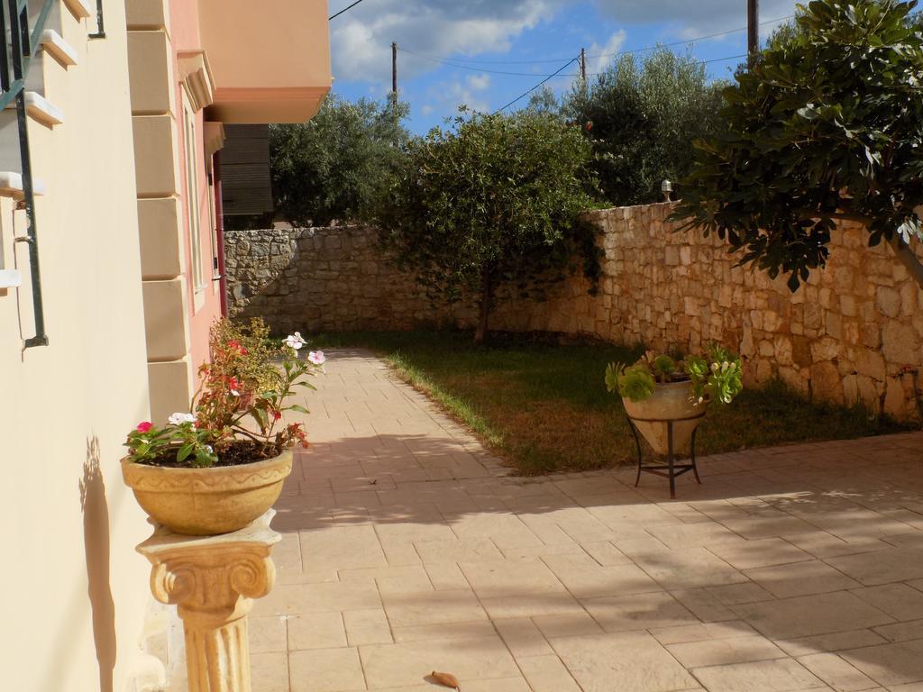 Kolona Apartments Lixouri Esterno foto