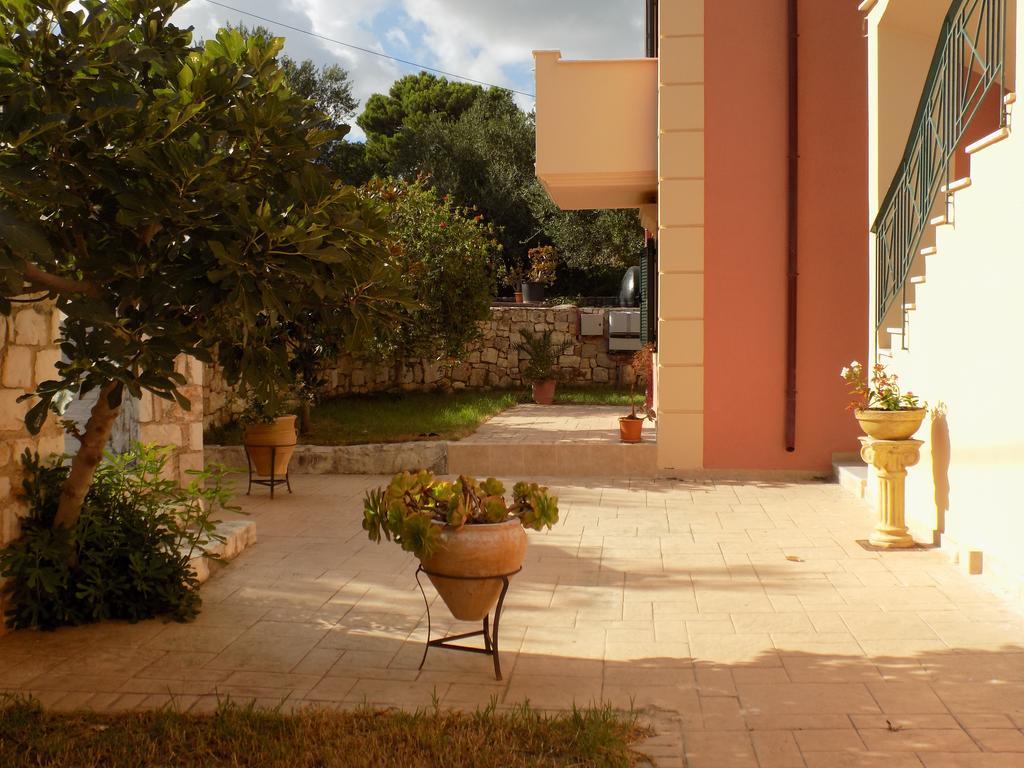 Kolona Apartments Lixouri Esterno foto