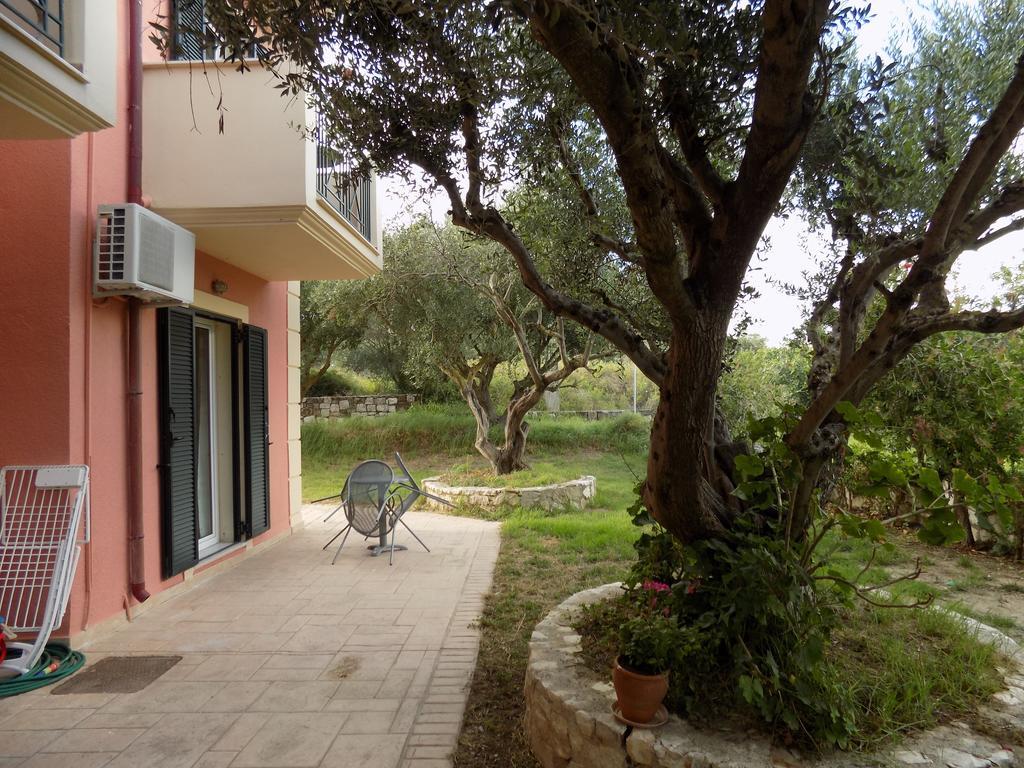 Kolona Apartments Lixouri Esterno foto