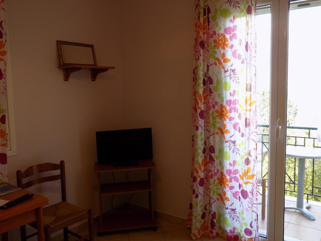 Kolona Apartments Lixouri Esterno foto