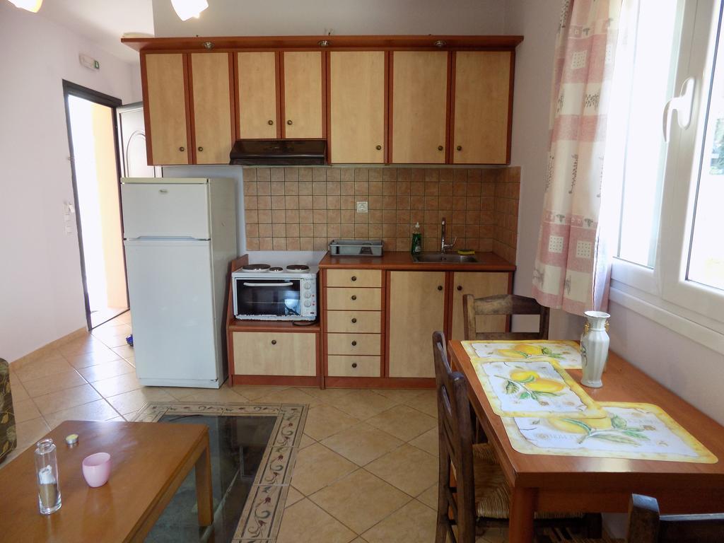 Kolona Apartments Lixouri Esterno foto
