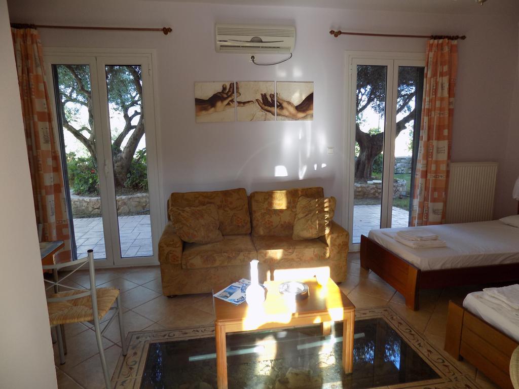 Kolona Apartments Lixouri Esterno foto