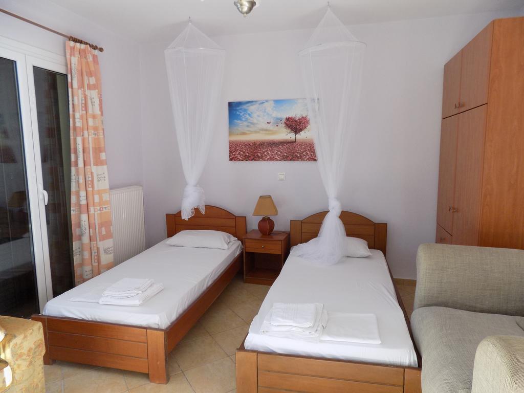 Kolona Apartments Lixouri Esterno foto
