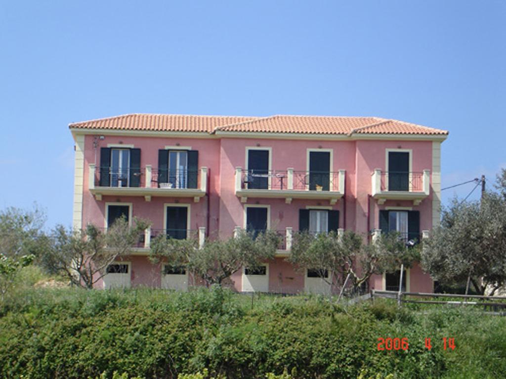 Kolona Apartments Lixouri Esterno foto